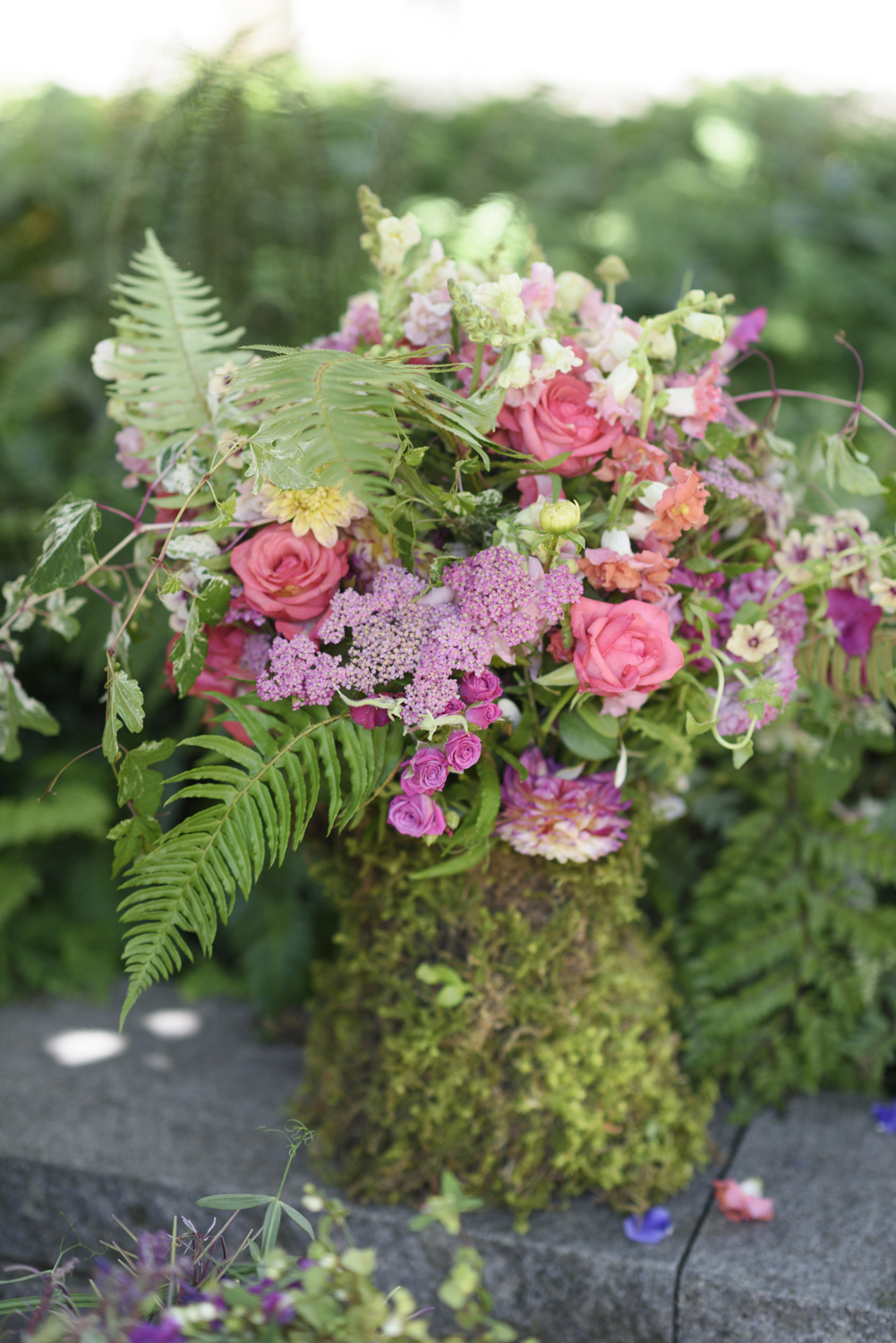 Floral Design by Laura Dowling, Photograph by Georgianna Lane